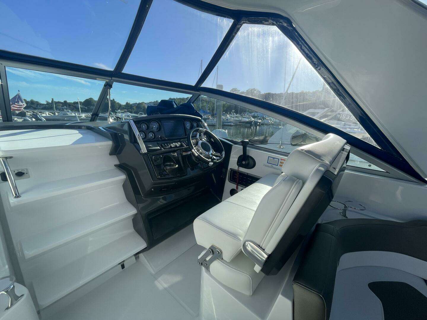 2019 Monterey 295 Sport Yacht - Image 11