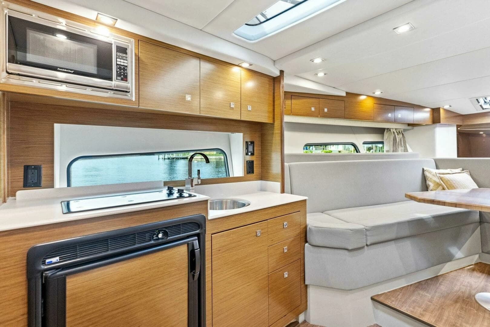 2015 Cruisers Yachts 390 Express Coupe - Image 26