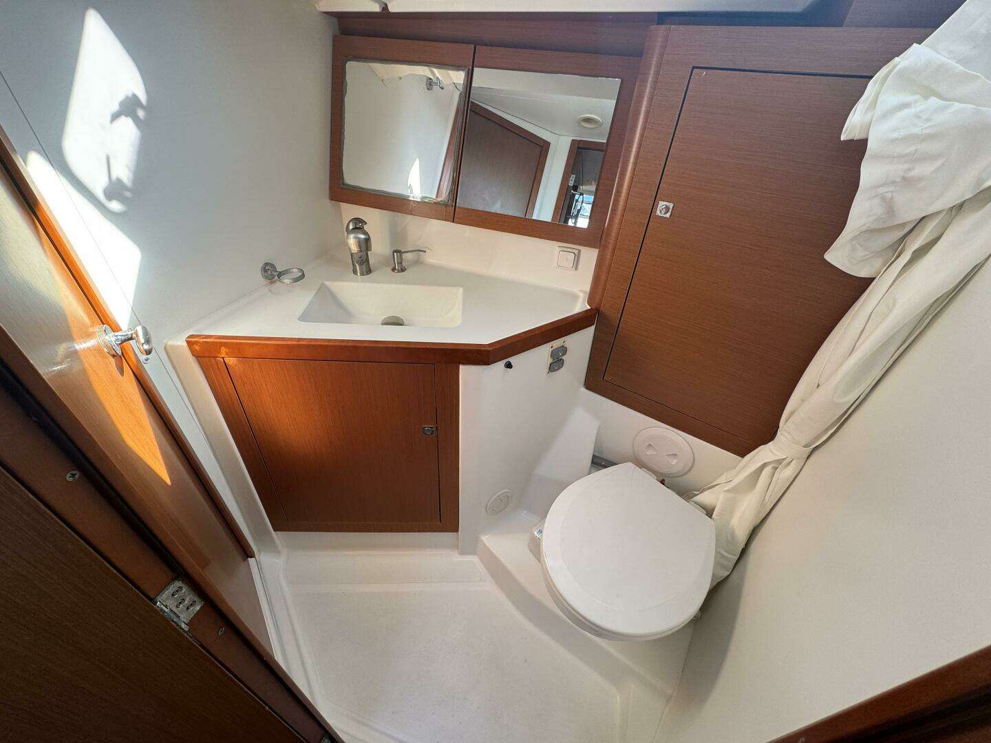 2015 Beneteau Oceanis 45 - Image 27