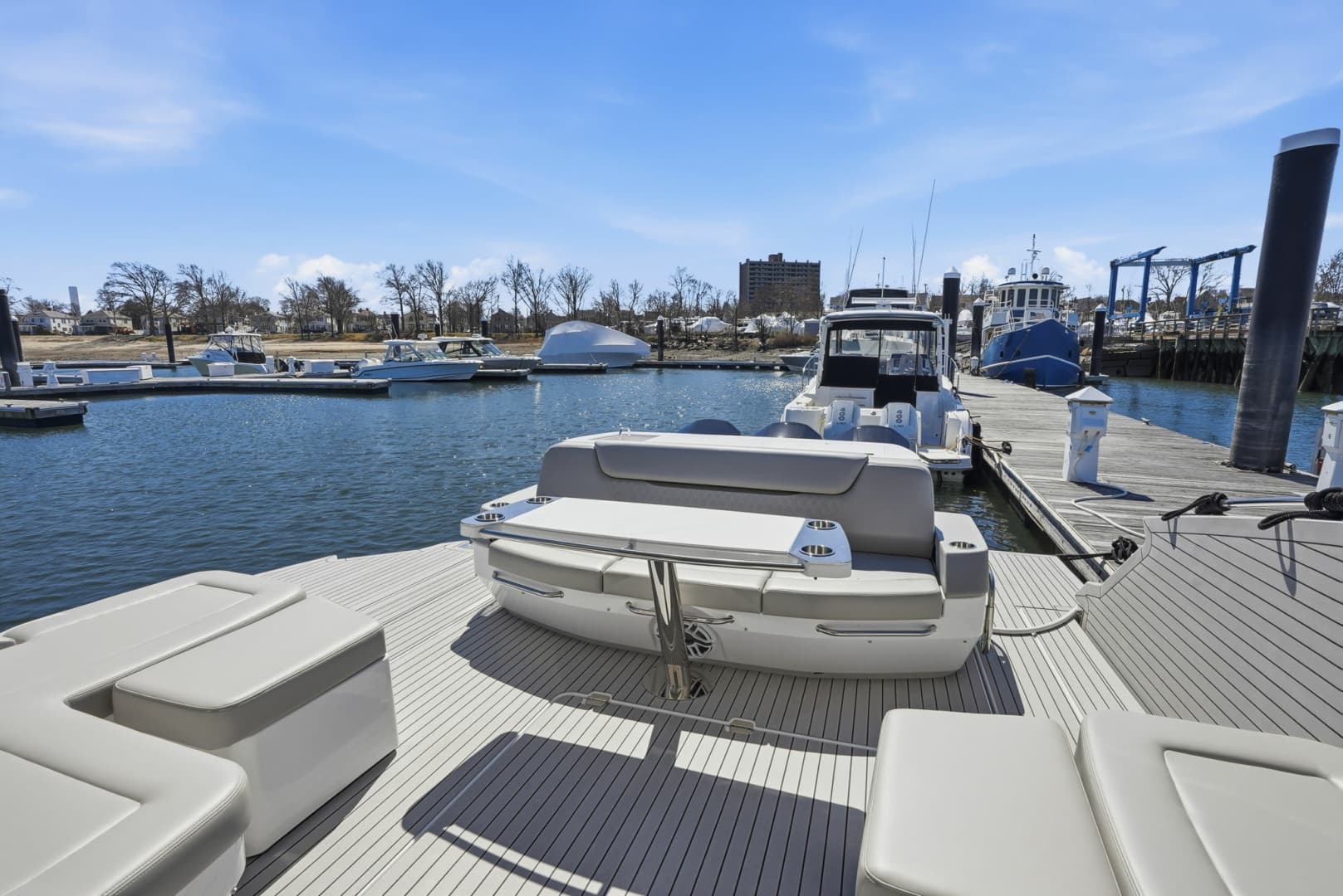 2026 Cruisers Yachts 50GLS OB - Image 15