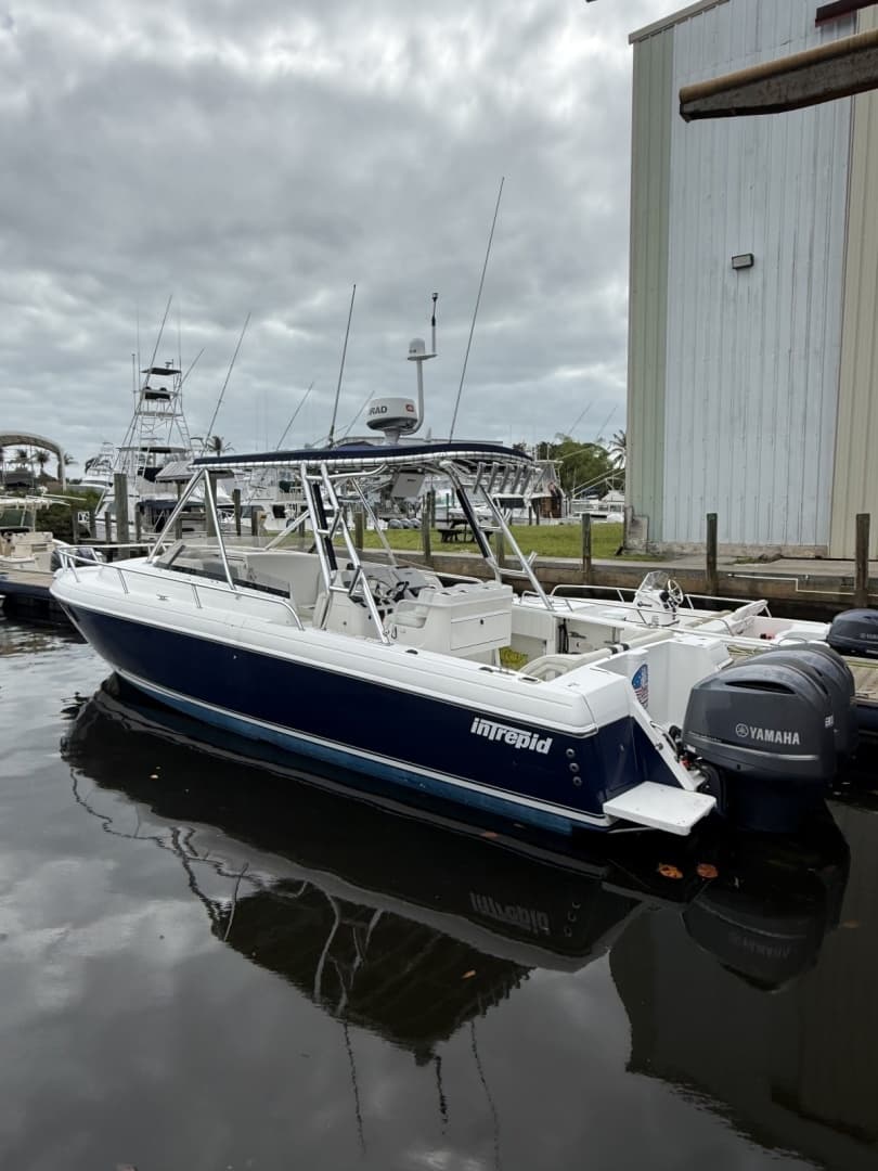 2003 Intrepid 310 - Image 2