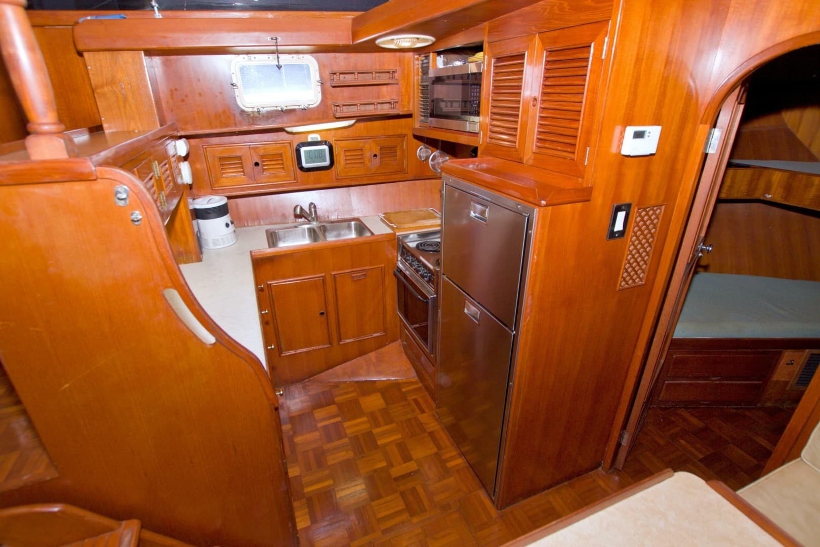 1984 Present Yachts 42 Sundeck - Image 38