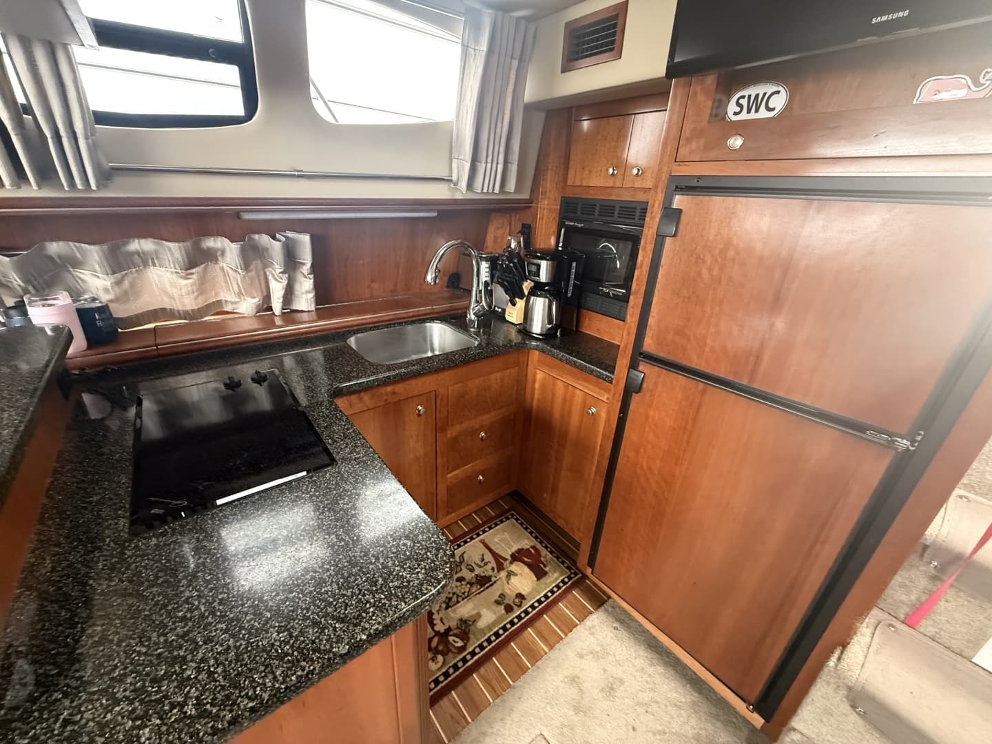 2005 Cruisers Yachts 405 Motor Yacht - Image 12
