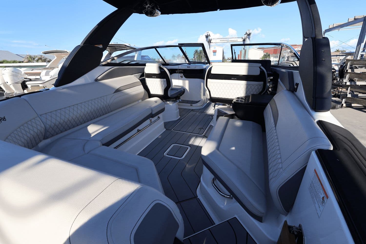 2025 Sea Ray SLX 280 - 11