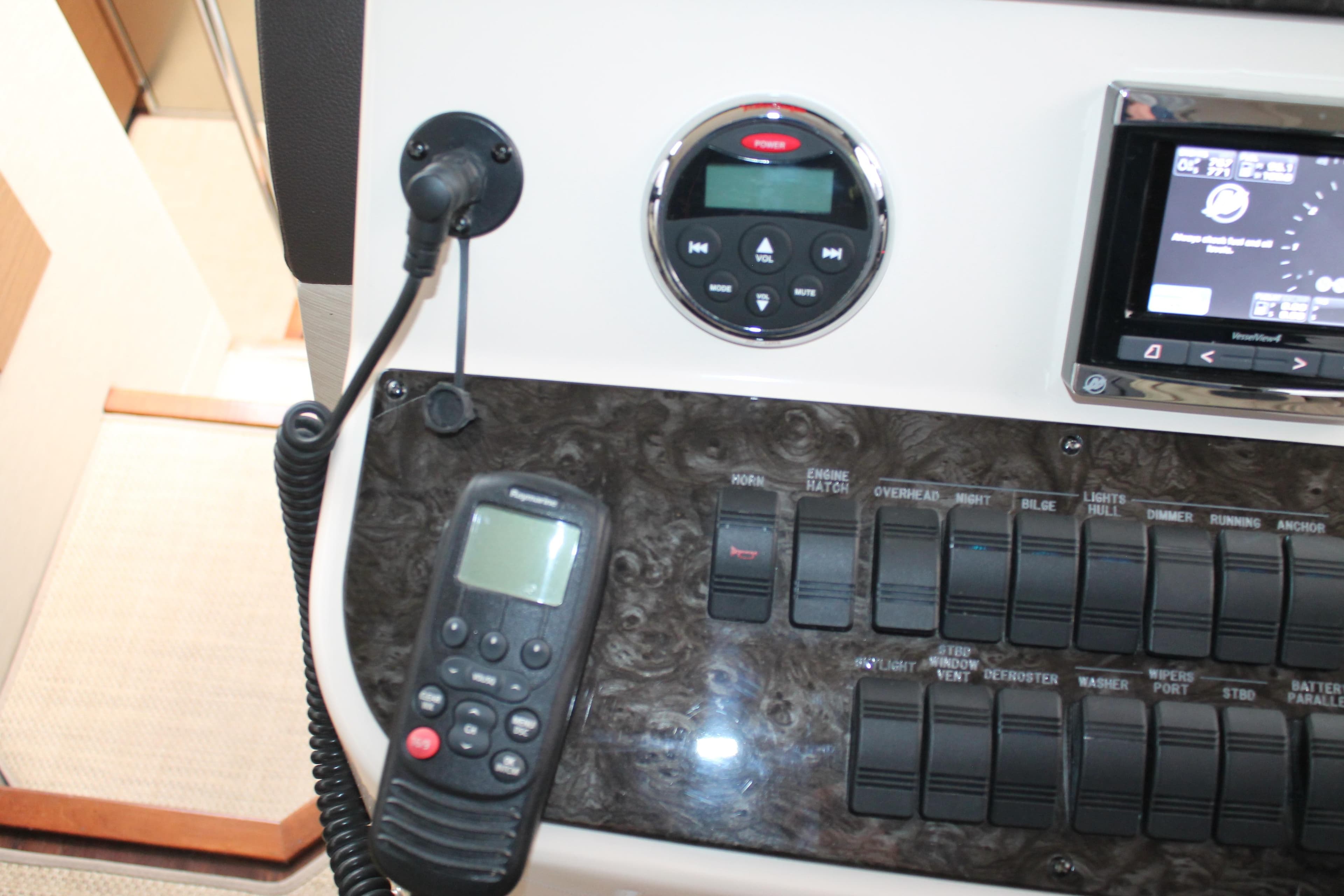 Control panel of a 2015 Sea Ray 470 Sundancer with navigation and communication equipment.