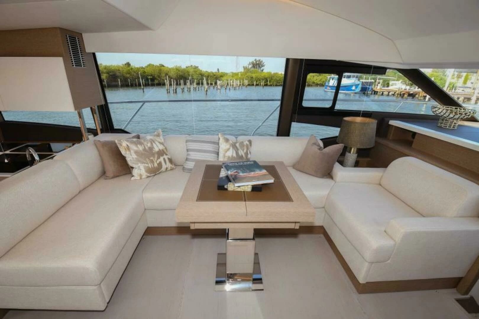 2023 Prestige 520 Flybridge - Image 6
