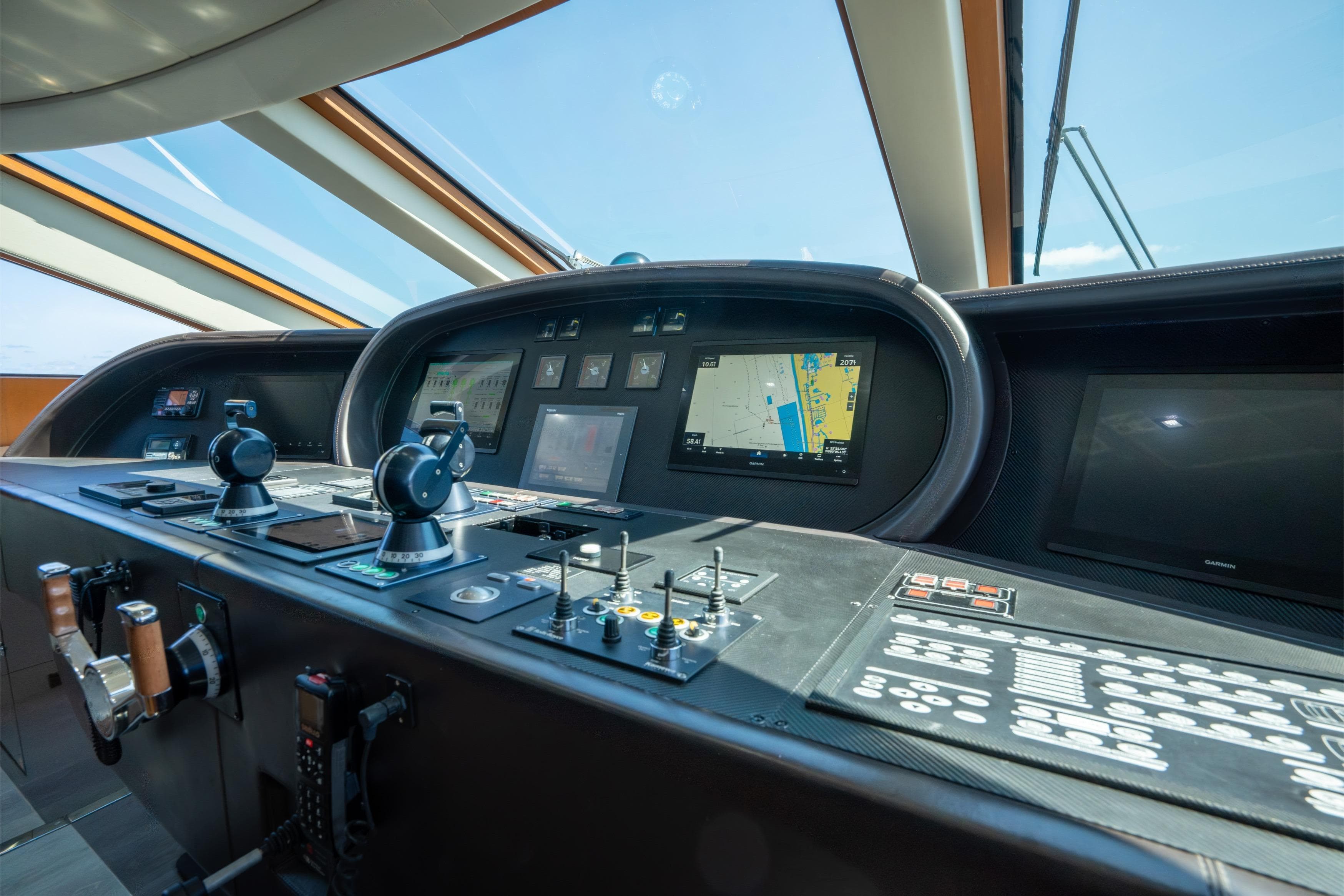 Control panel of 2008 Arno Leopard 31 yacht with navigation screens and controls.