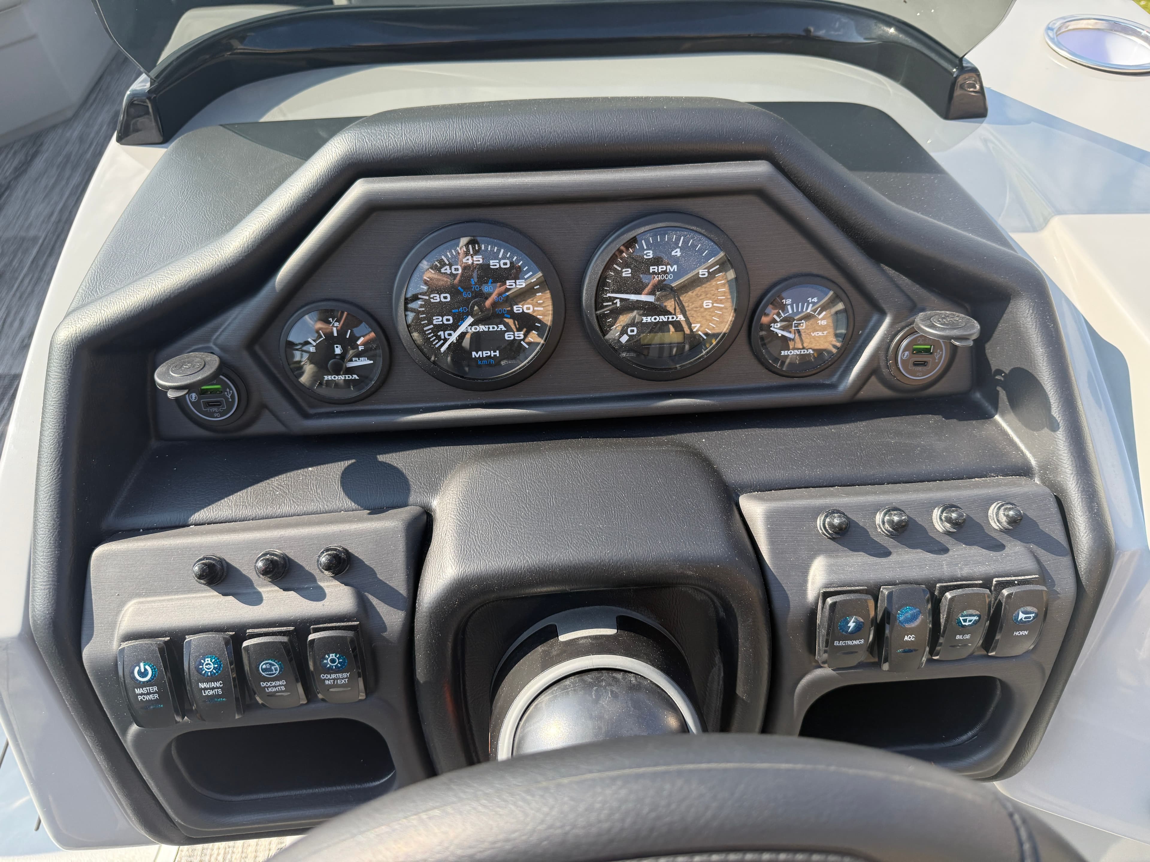 2026 Bentley Pontoons Legacy 200HP Swingback 223 Tritoon - 12