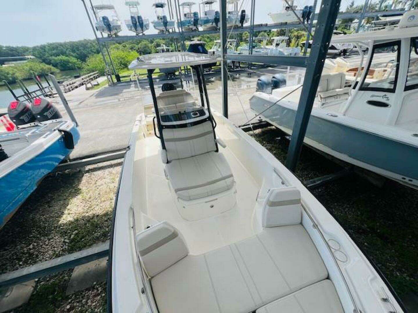 2023 Boston Whaler 250 Dauntless - Image 9
