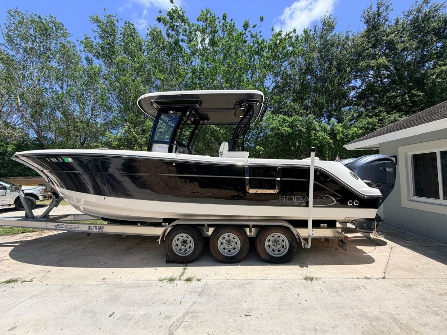 2022 Robalo R302 Center Console - Image 4