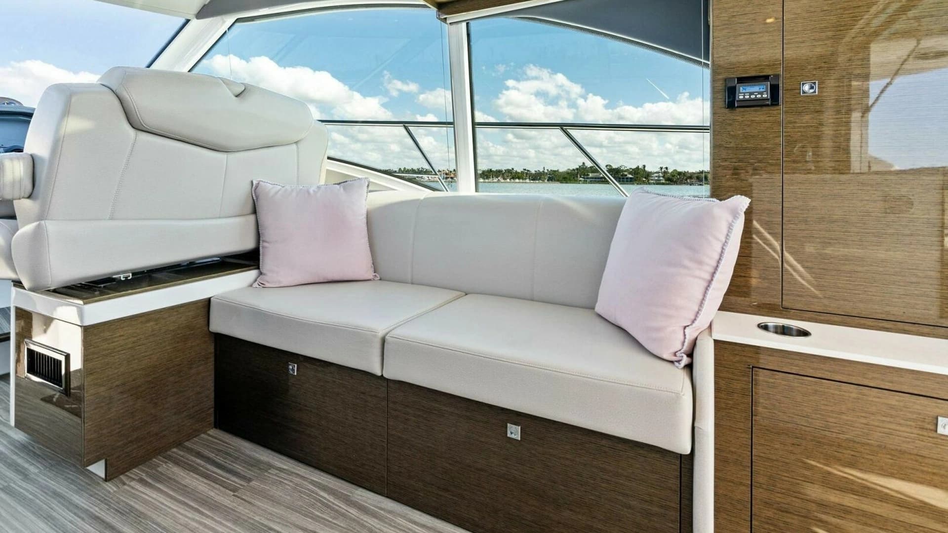 2019 Cruisers Yachts 45 Cantius - Image 36