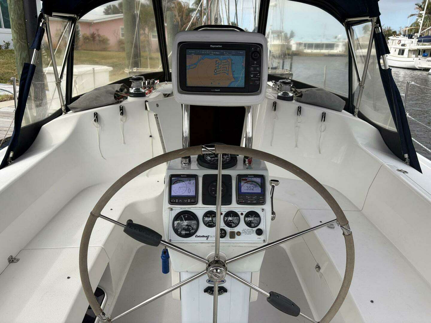 2004 Catalina 350 - Image 10