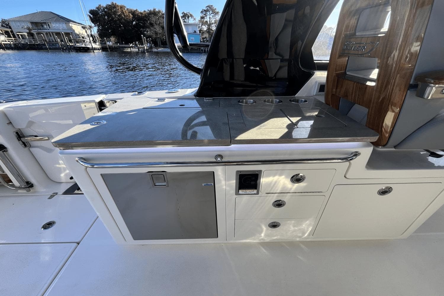 2025 Boston Whaler 380 Realm - 22