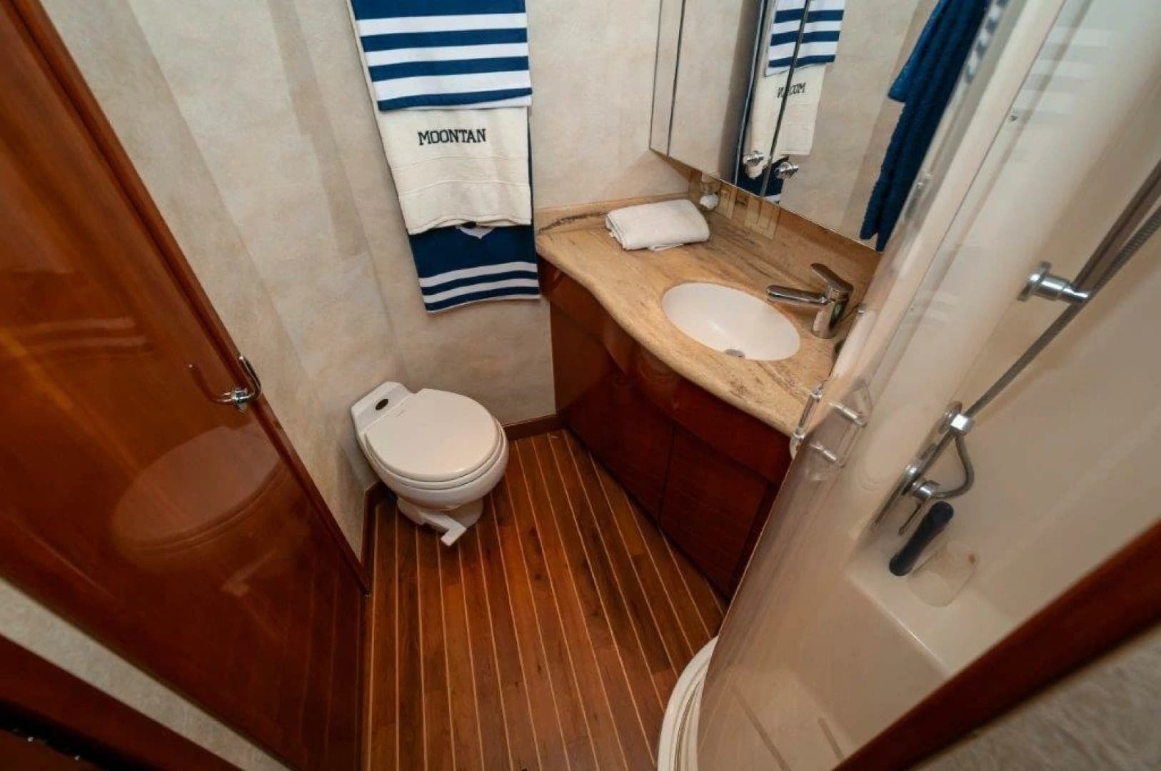 2002 Hatteras 65 Enclosed Bridge - Image 15