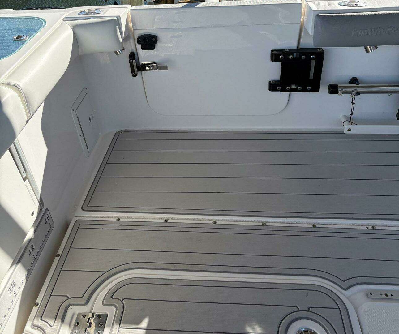 2017 Everglades 350 LX - Image 11