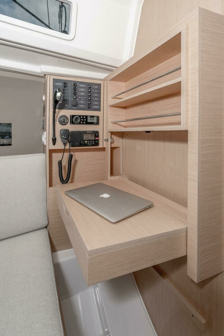 2025 Beneteau Oceanis 30.1 - Image 9