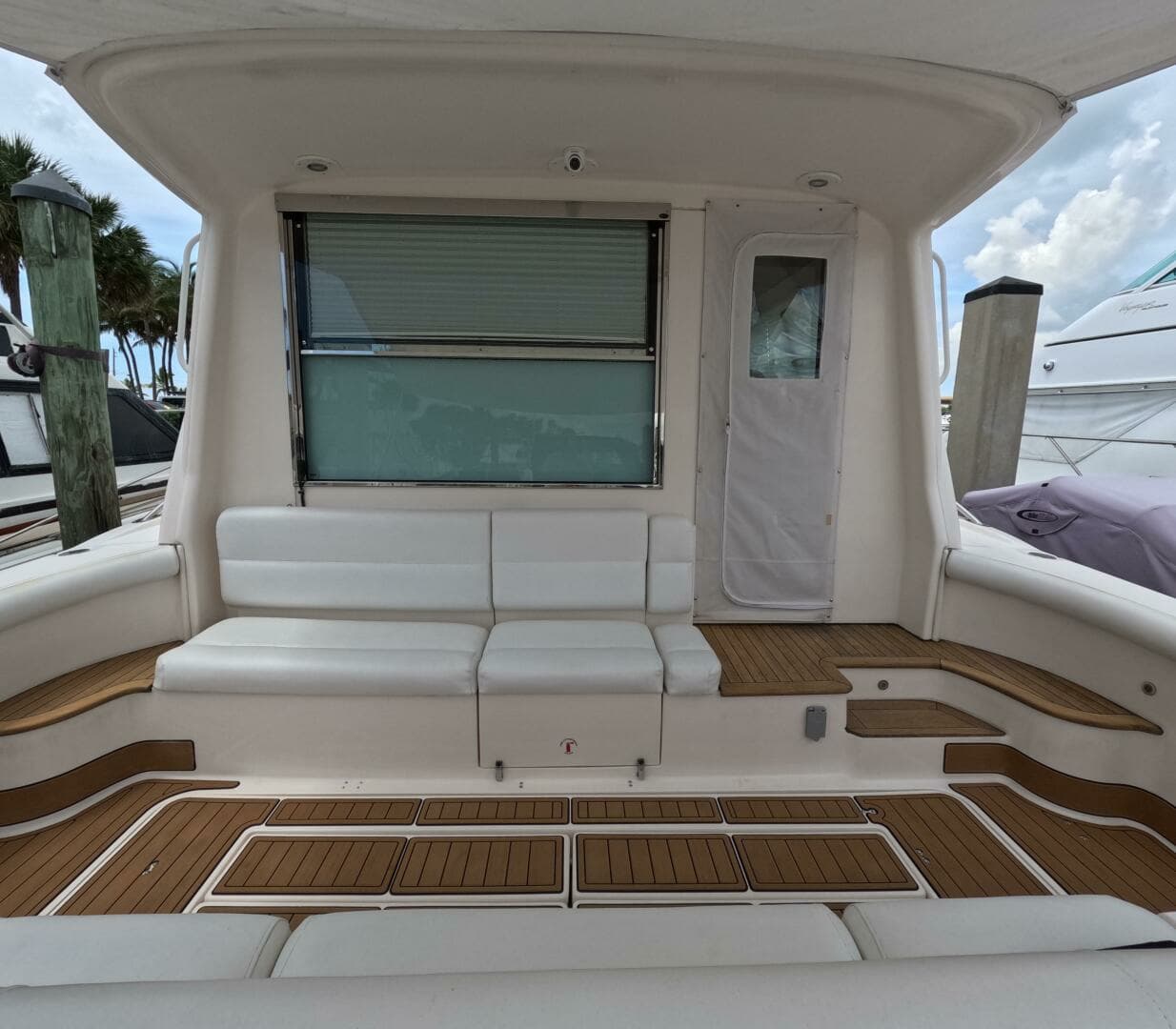 2004 Tiara Sport 5200 Sovran Salon - Image 3