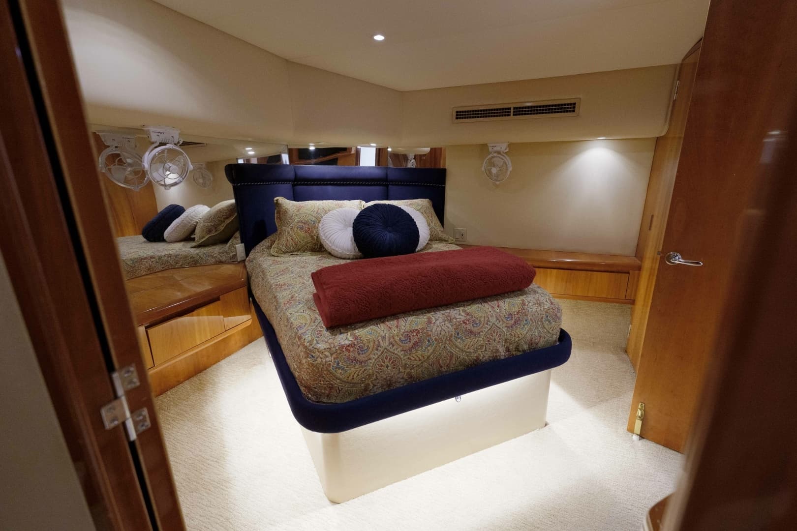2002 Hatteras 60 Convertible - Image 9