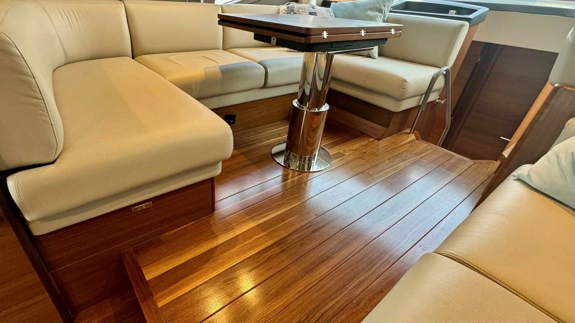 2025 Princess F50 Flybridge - Image 6