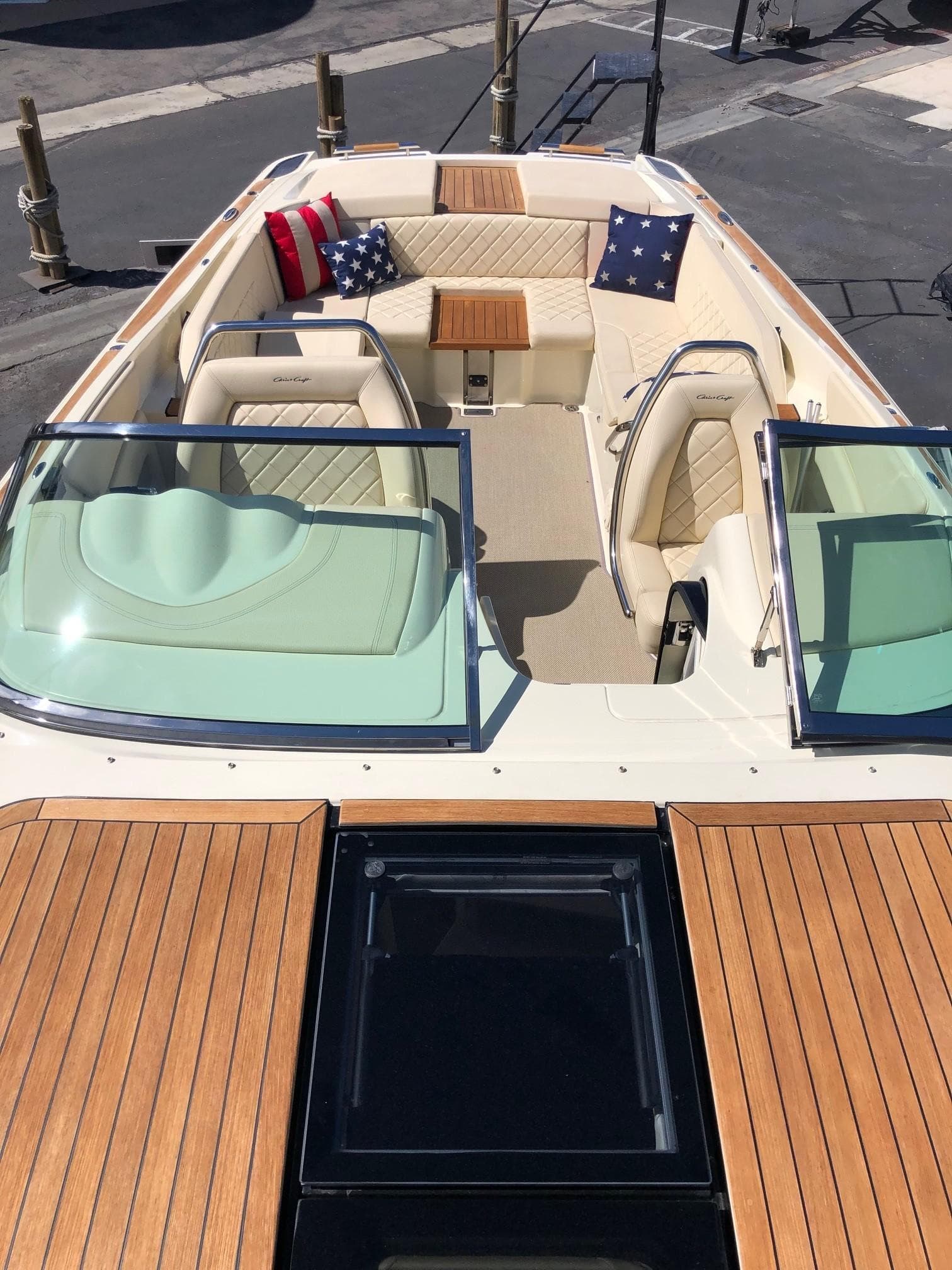 Aft U-Shaped Seating