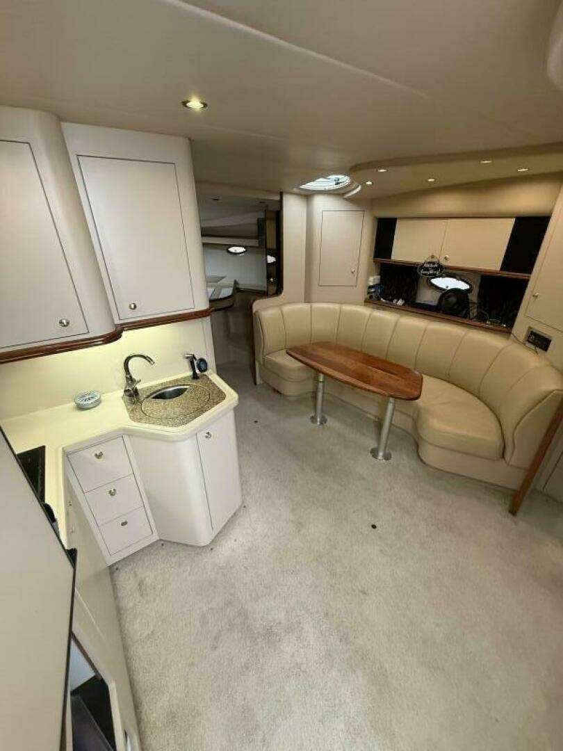 2001 Cruisers 3672 Express - Image 16