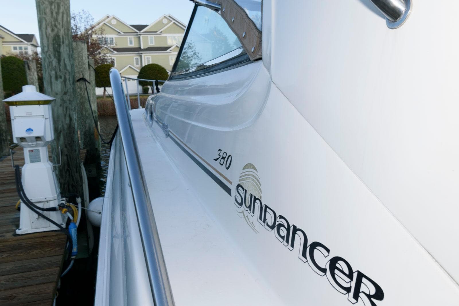 Sea Ray 380 Sundancer 2000 docked, showcasing sleek design and branding.