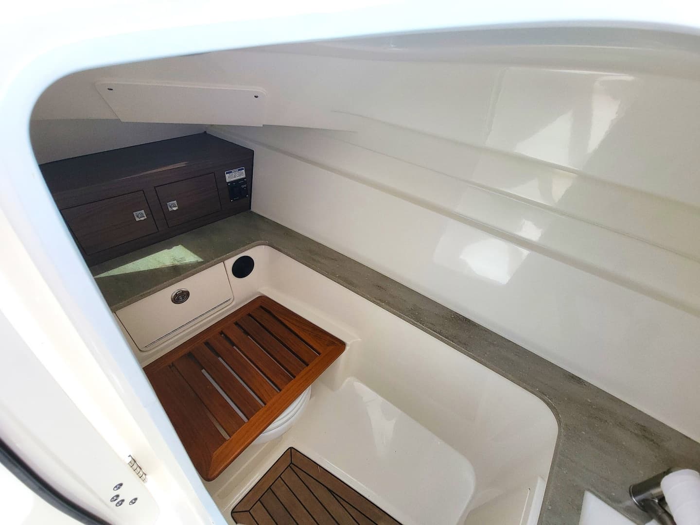 2022 Boston Whaler 320 Vantage - Image 37