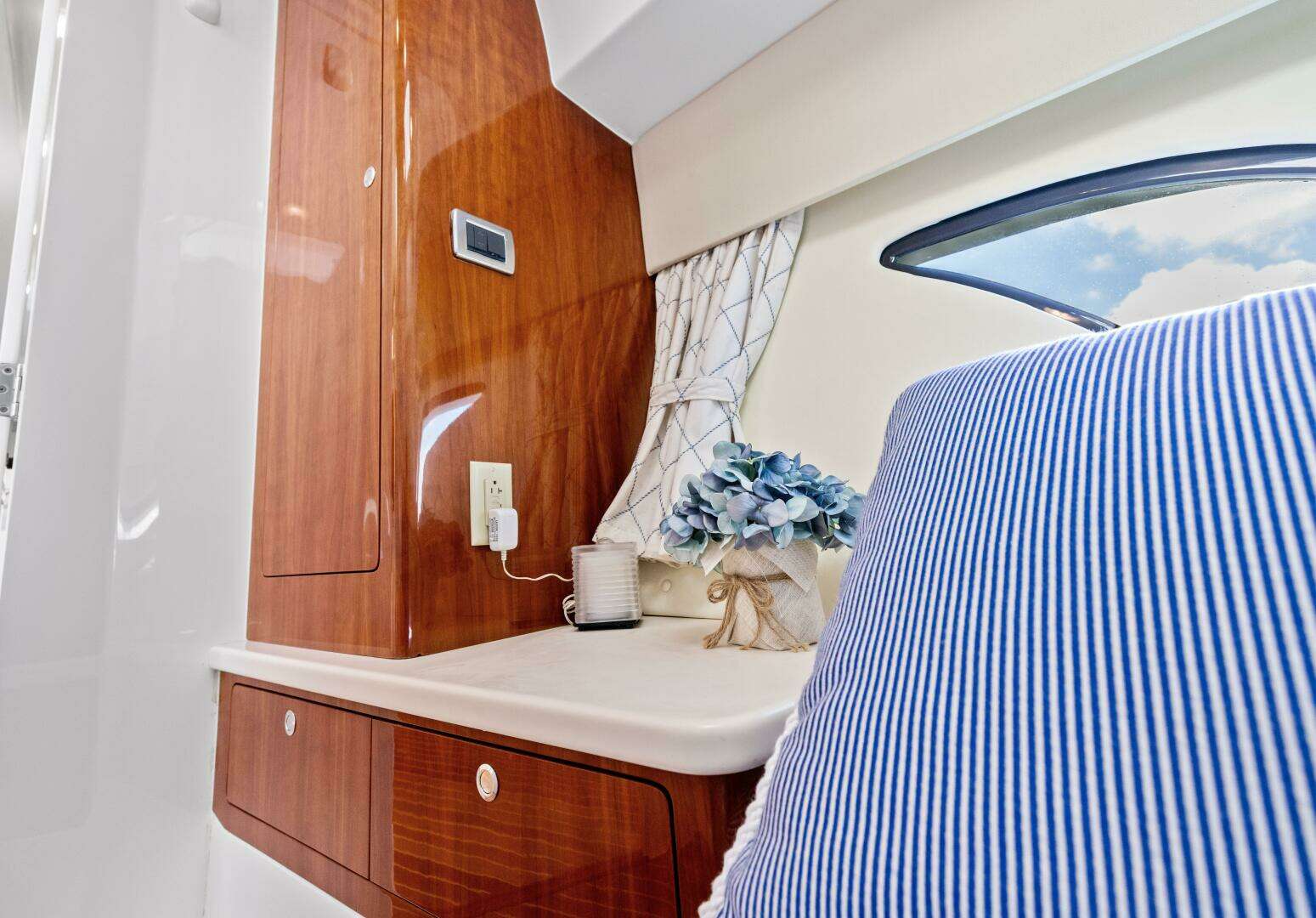 2015 Intrepid 430 Sport Yacht - Image 31