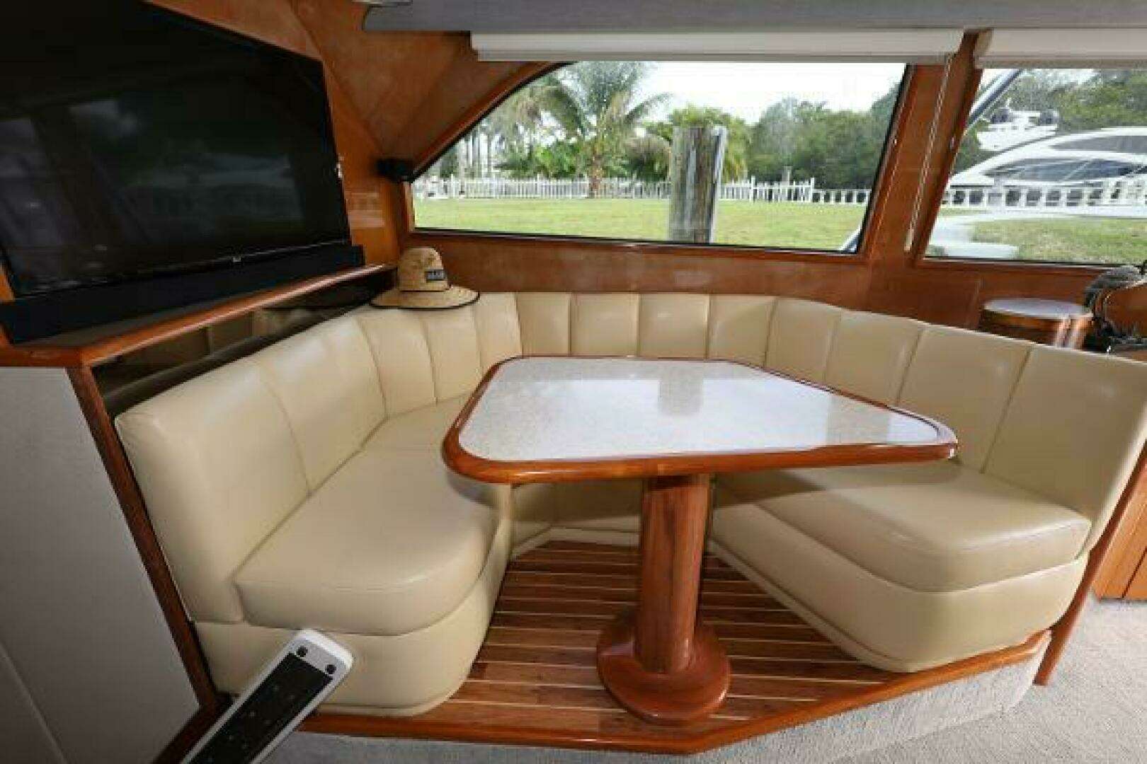 2005 Viking 52 Convertible - Image 21