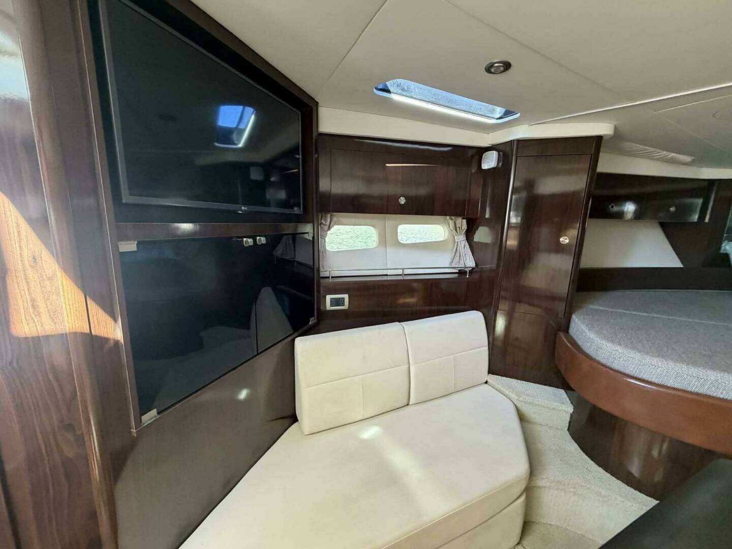 2016 Sea Ray 350 Sundancer - Image 43