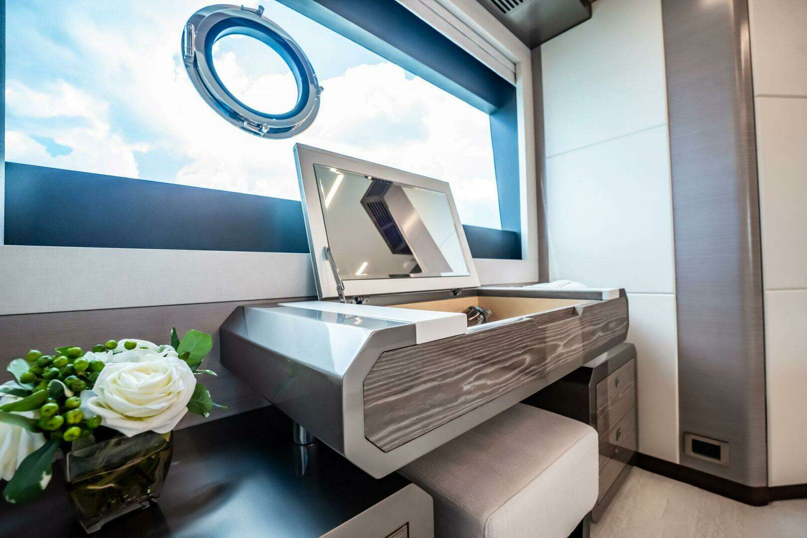 2021 Ocean Alexander 27 Explorer - Image 34