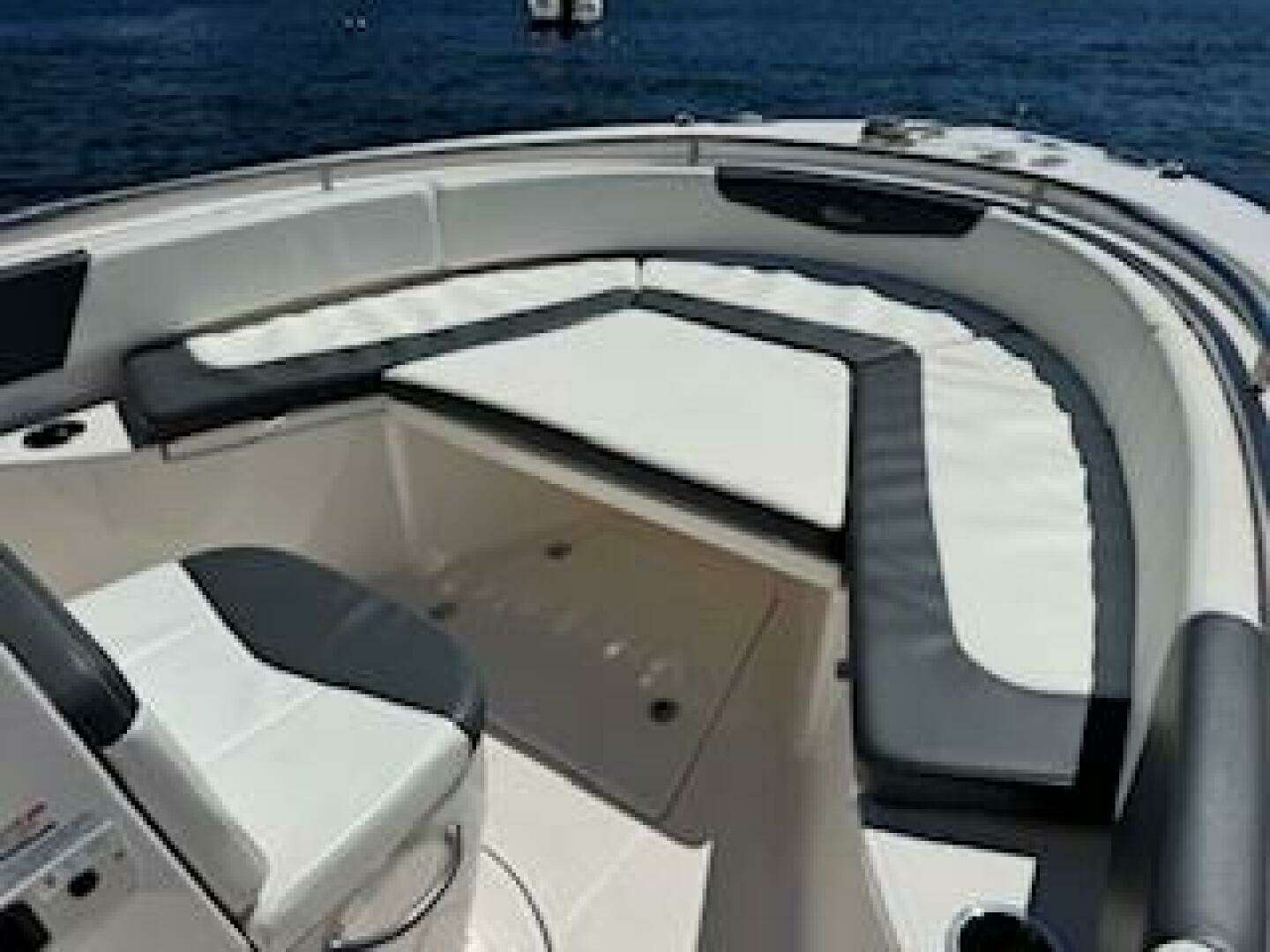 2022 Robalo R242 Center Console - Image 7