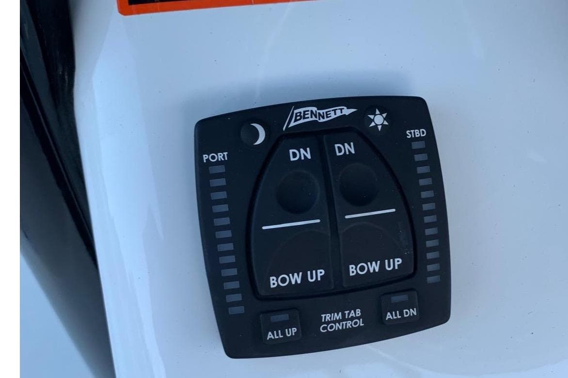 Bennett trim tab control panel on 2022 Sea Hunt Gamefish 25 boat.