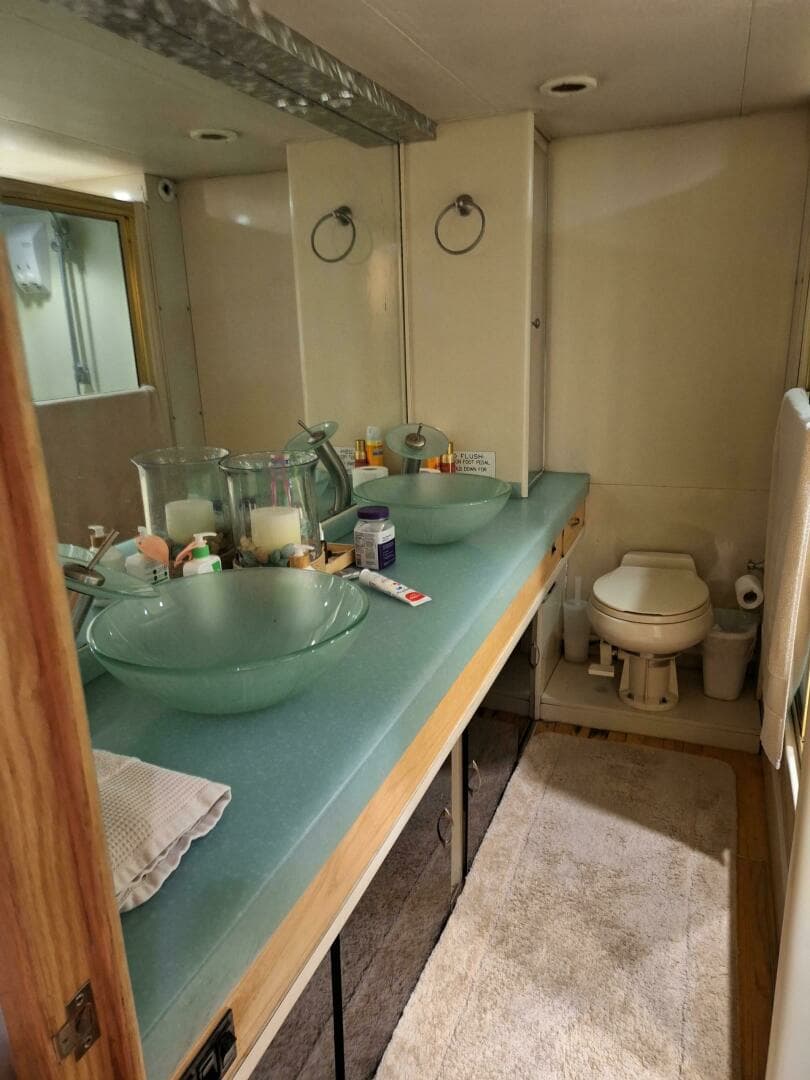 1988 Viking Motor Yacht - Image 24