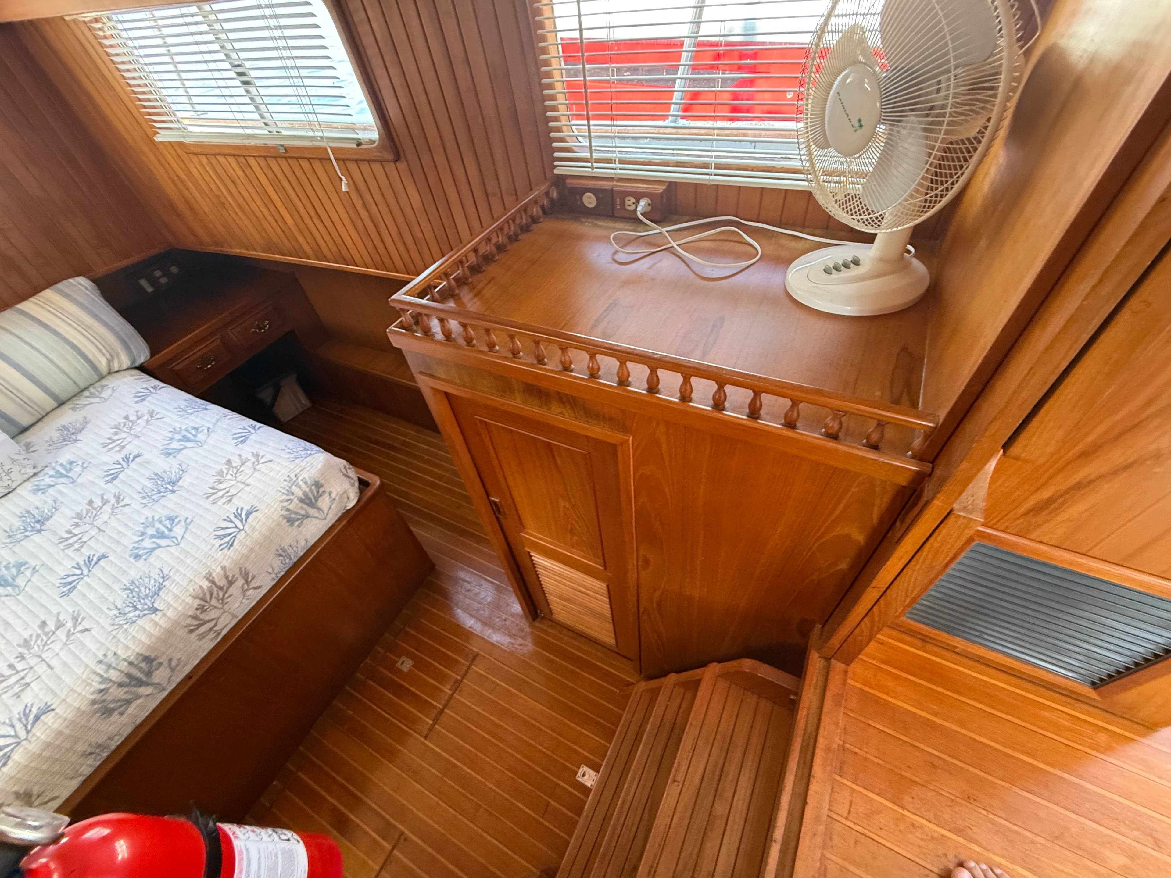 1986 Marine Trader Tri-cabin - 14
