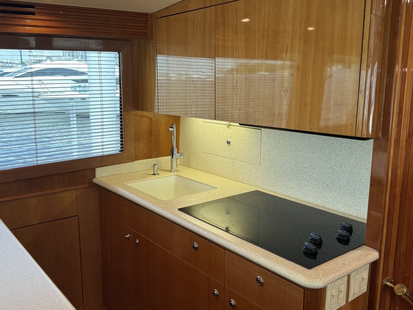 2004 Hatteras — - Image 23