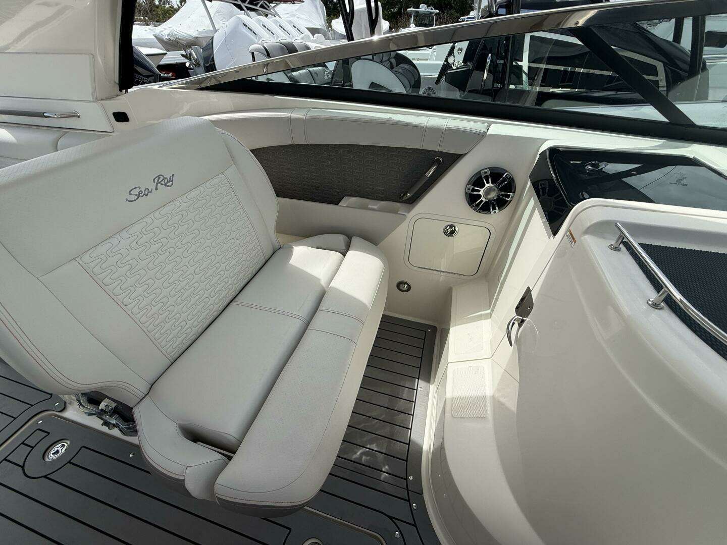 2020 Sea Ray 350 SLX Outboard - Image 8