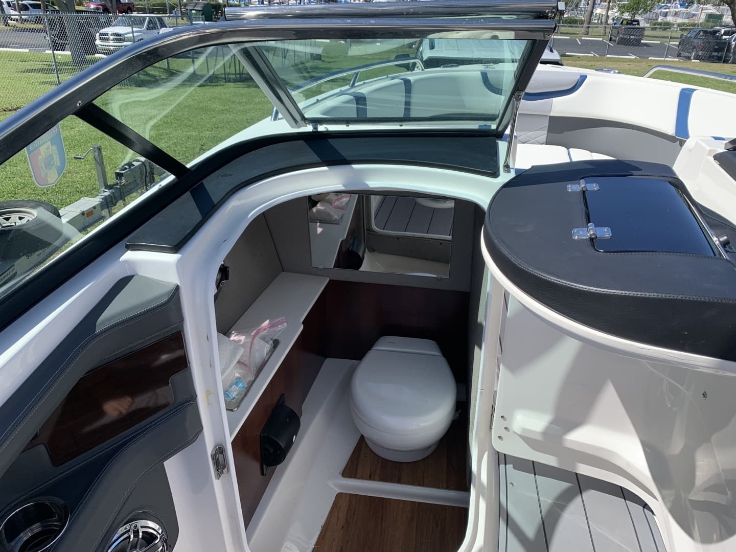 2023 Chaparral 270 OSX - Image 11