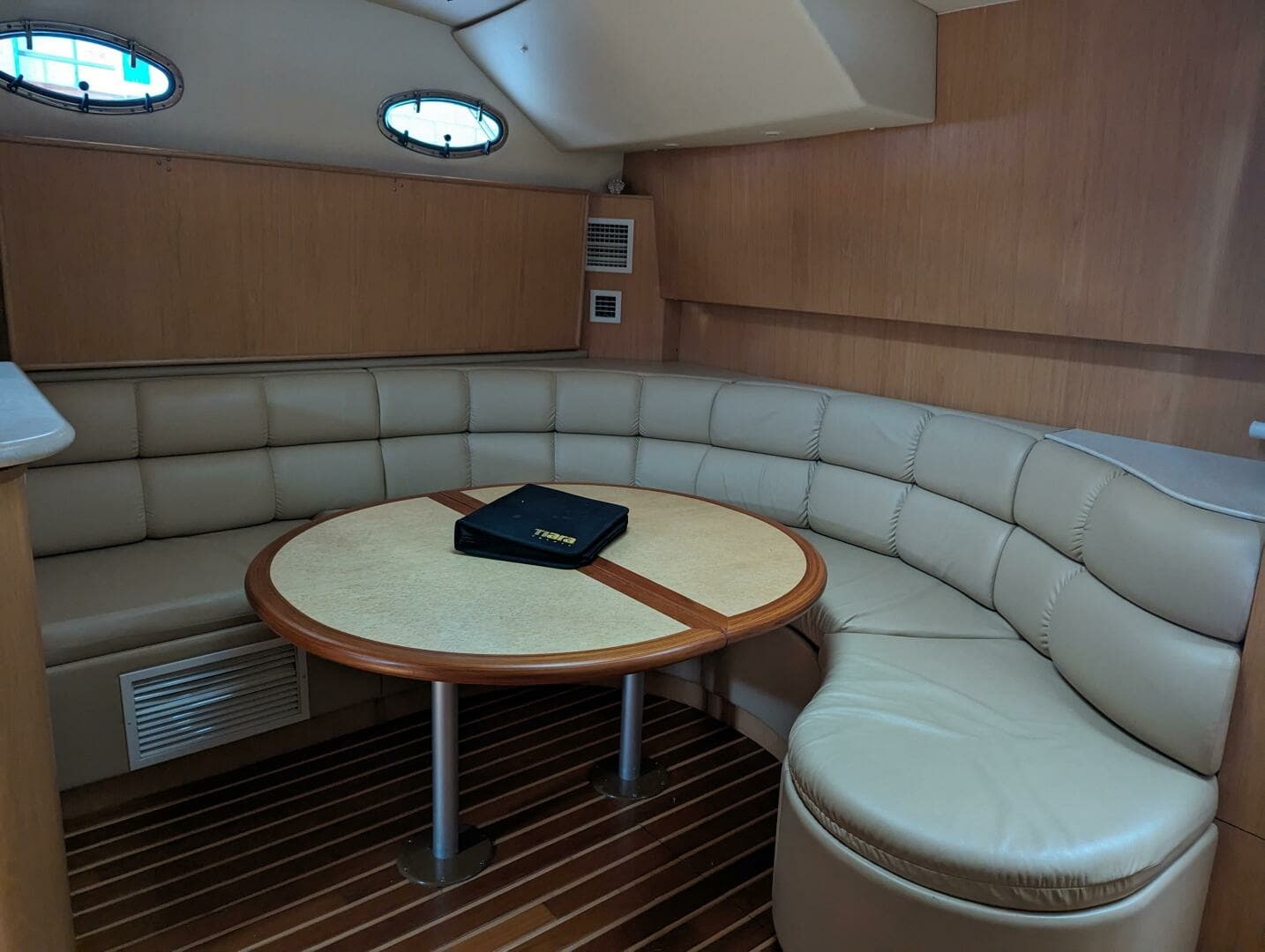 2003 Tiara Yachts 4000 Express - Image 11