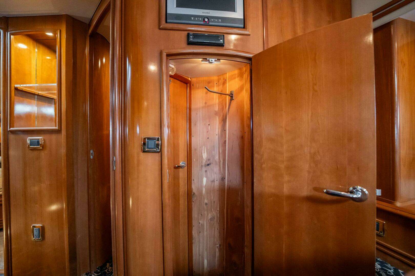 2005 Carver 56 Voyager - Image 26