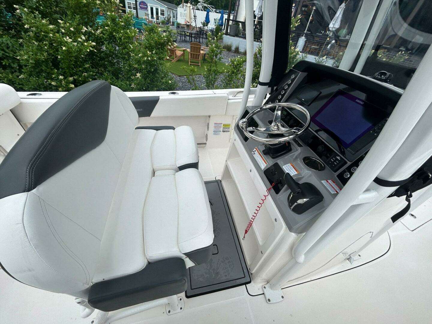 2022 Robalo R242 Center Console - Image 11