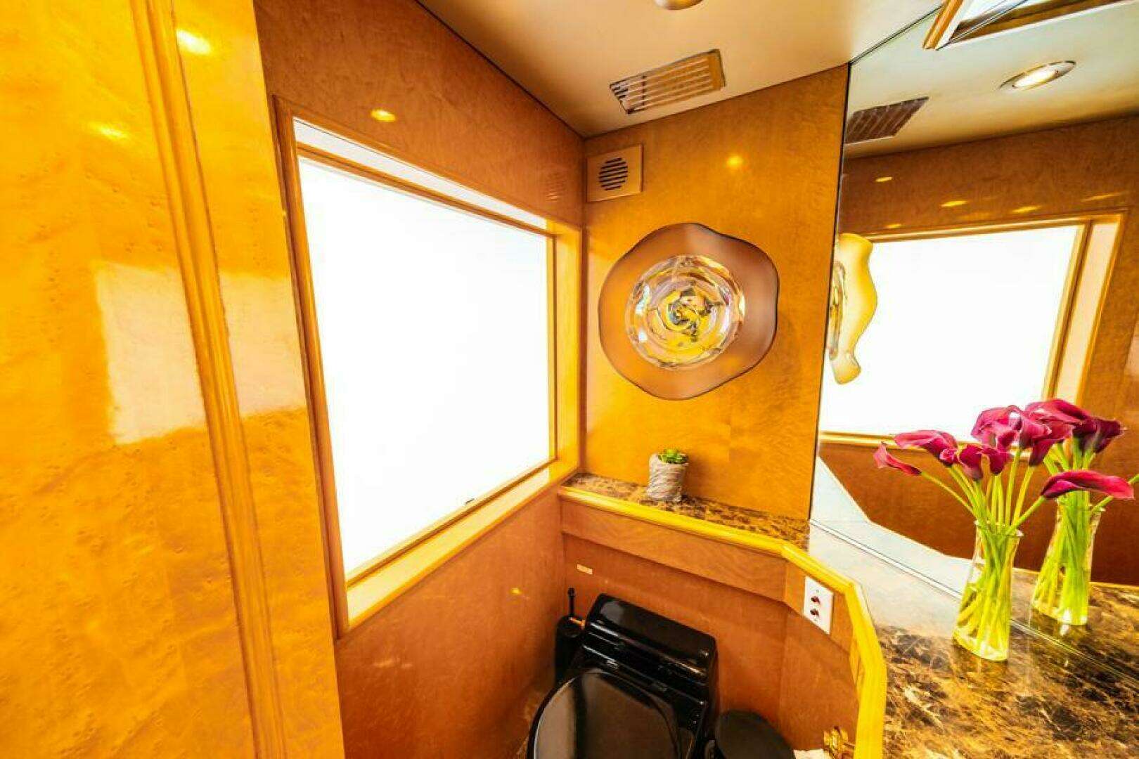 1995 Hatteras Flybridge Motor Yacht - Image 11