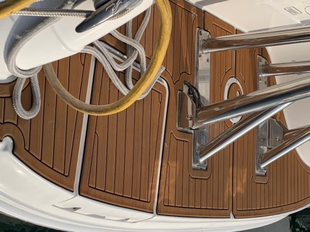 2004 Sea Ray 390 Motor Yacht - Image 9