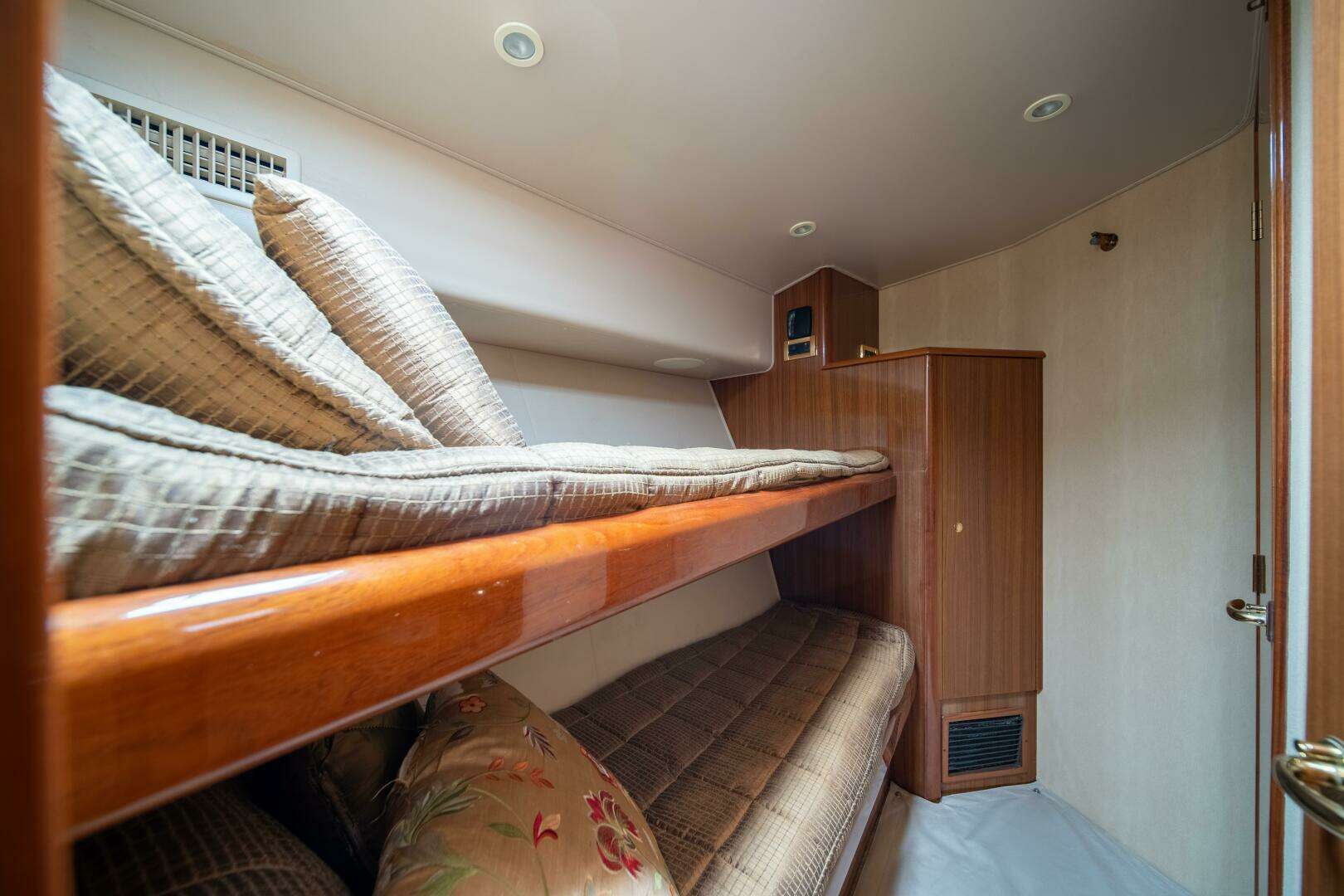 2006 Viking 52 Convertible - Image 16
