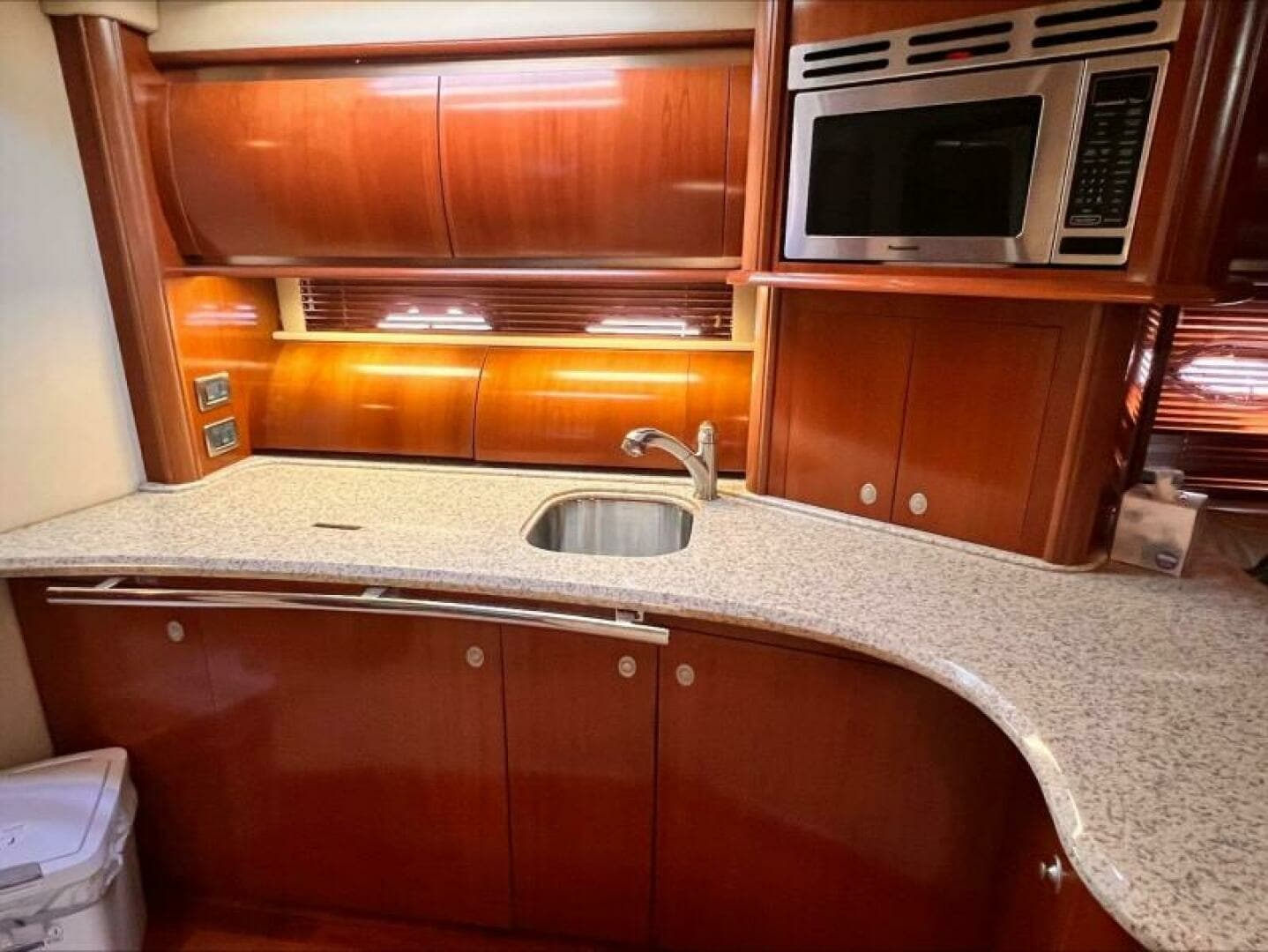 2005 Sea Ray 500 Sundancer - Image 19