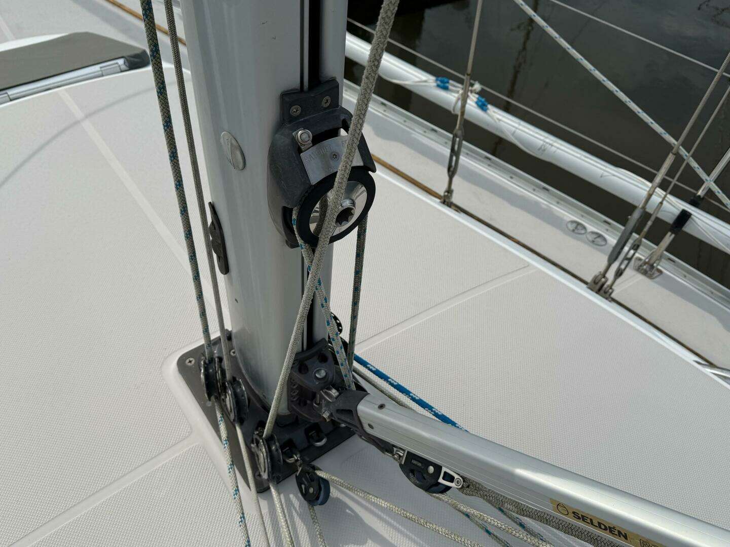 2011 Catalina 355 - Image 9