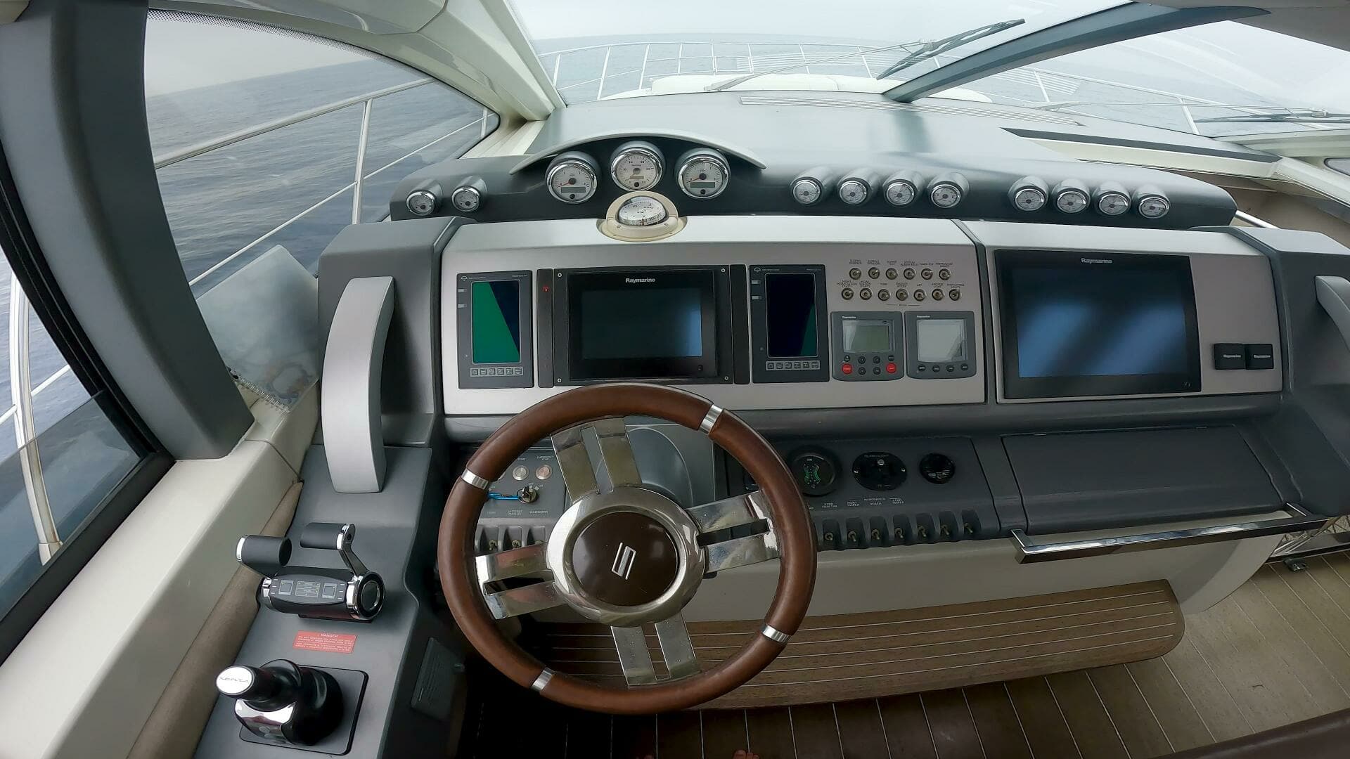 2011 Azimut 68S - Image 3