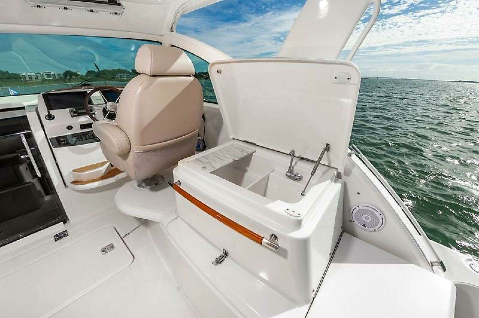 2015 Tiara Yachts 39 Coronet - Image 13
