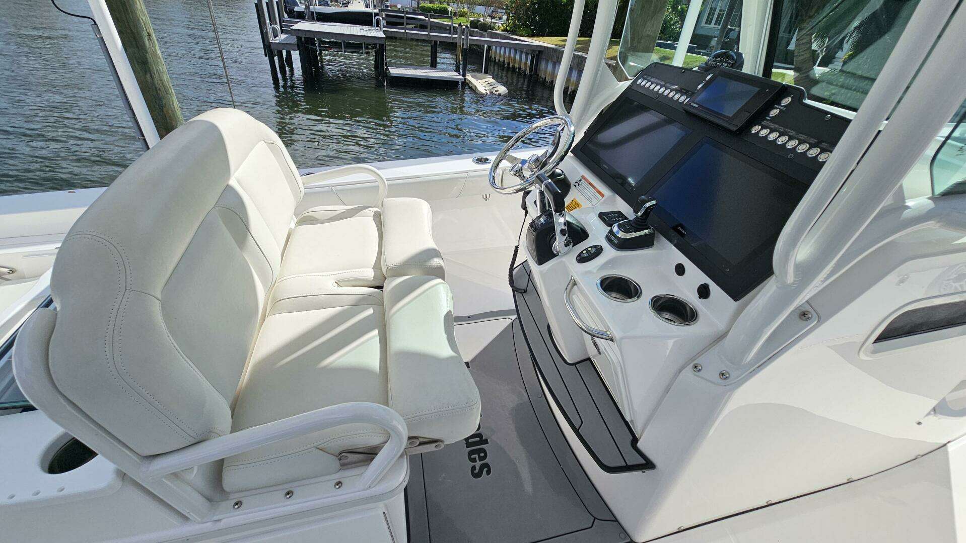 2021 Everglades 273CC - Image 18
