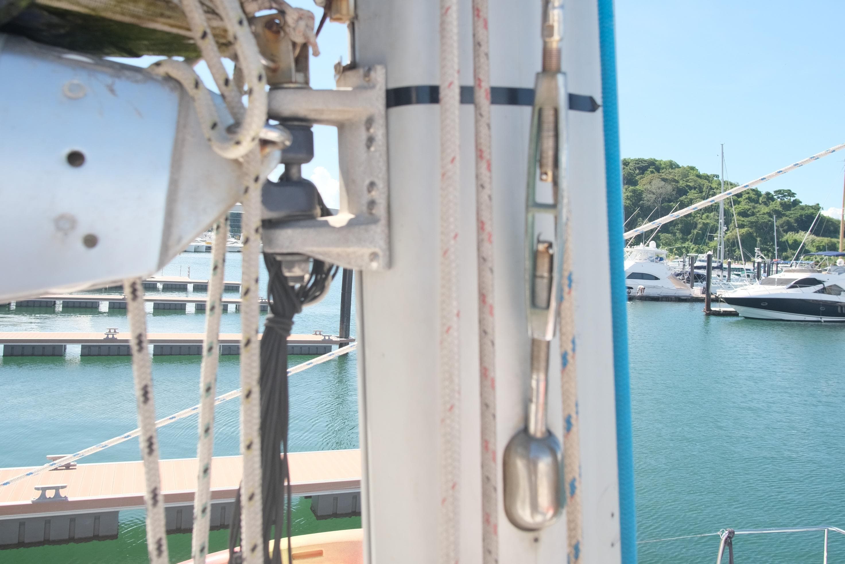 Mast and rigging of a 2002 Lagoon 440 catamaran at a marina.